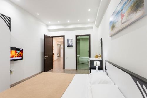 The Grand Apartment l