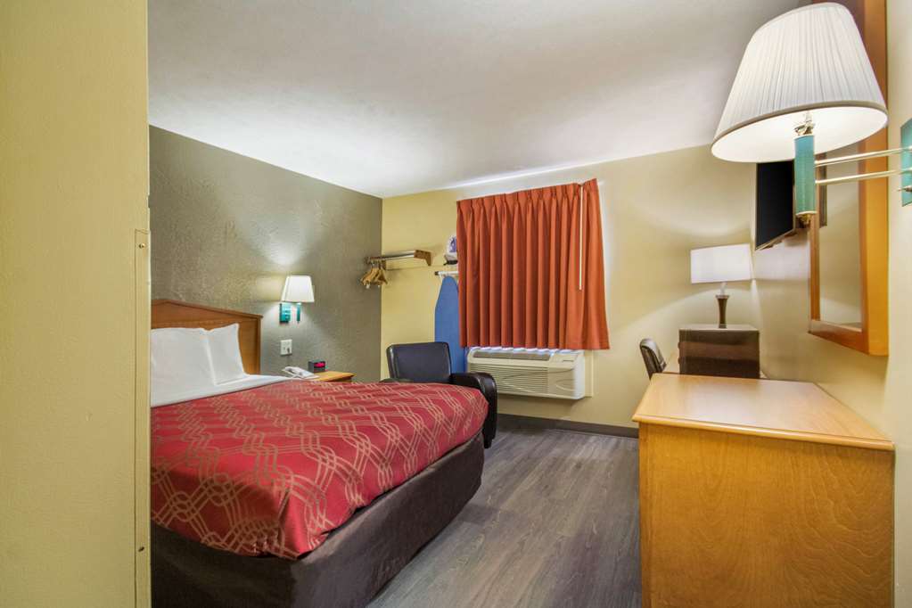 Econo Lodge Lansing Leavenworth - photo 10