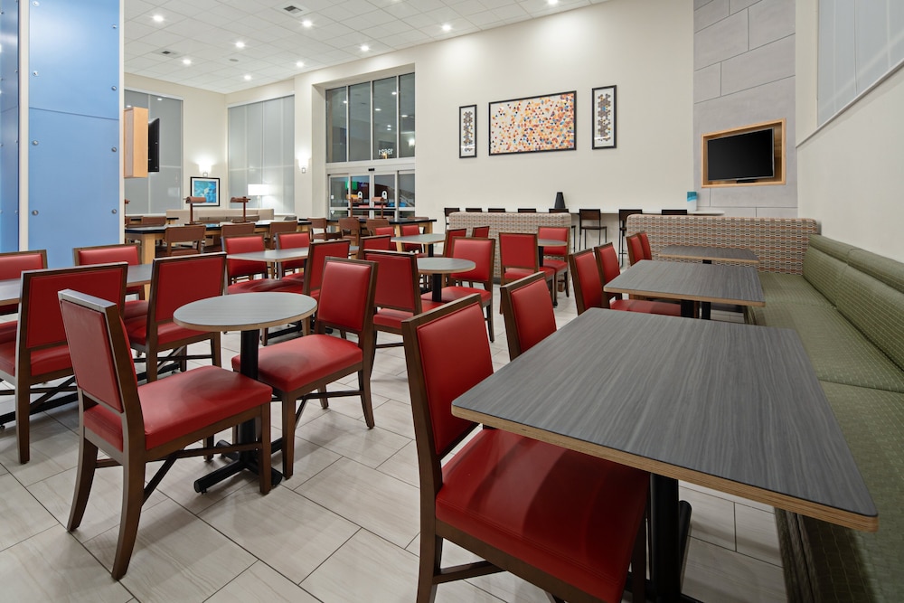 Holiday Inn Express & Suites Seattle Sea Tac Airport - photo 25
