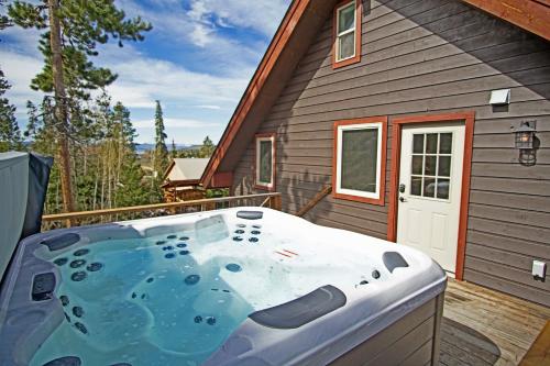 New Hot Tub Firepit Laundry Big Front Deck With Great Views — Alliance