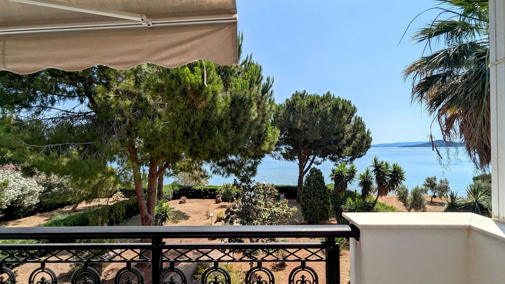 Ekatis Seacoast Nest — 4-Star Luxury Hotel in Livanates, Greece