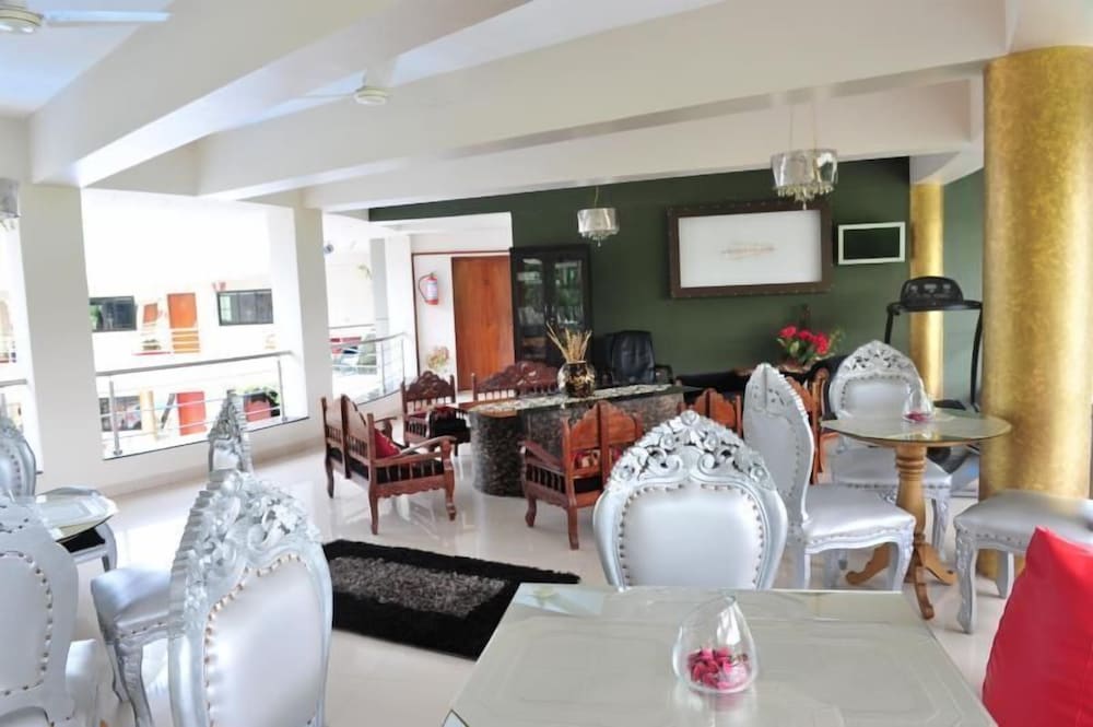 United 21 Emerald Forest Hotel