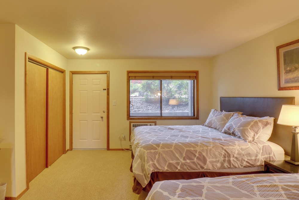 Bigfork Condo w Hot Tub Access By Lake — 4-Star Luxury Hotel in Bigfork, United States