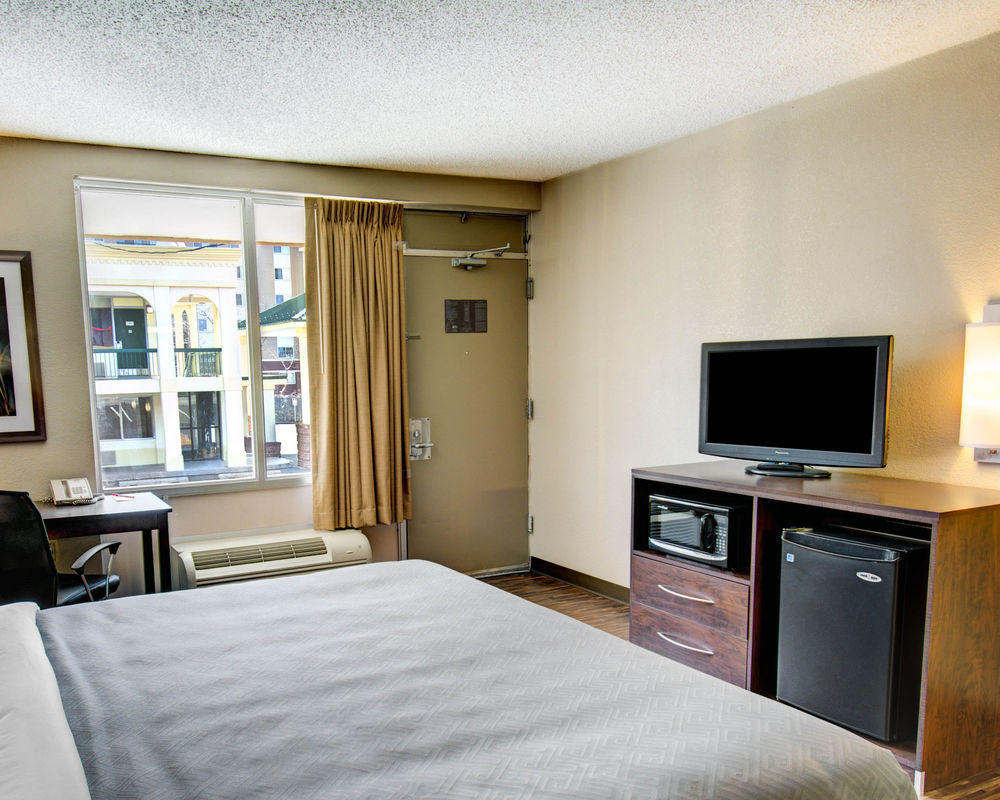 Econo Lodge Takoma Park - photo 19
