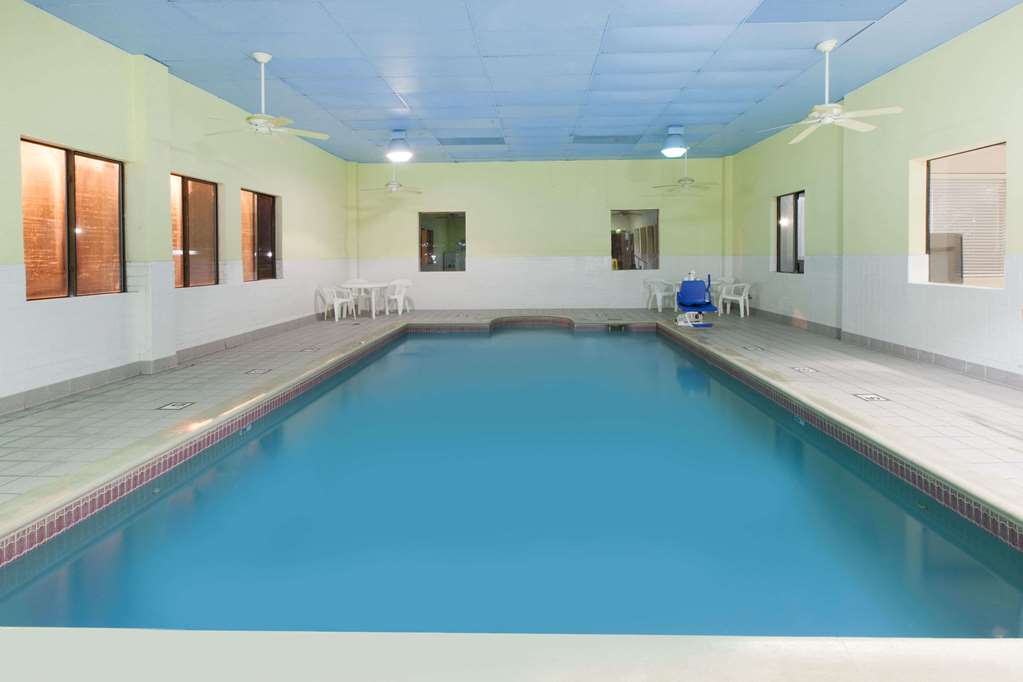 Days Inn & Suites by Wyndham Webster NASA ClearLake Houston - photo 7