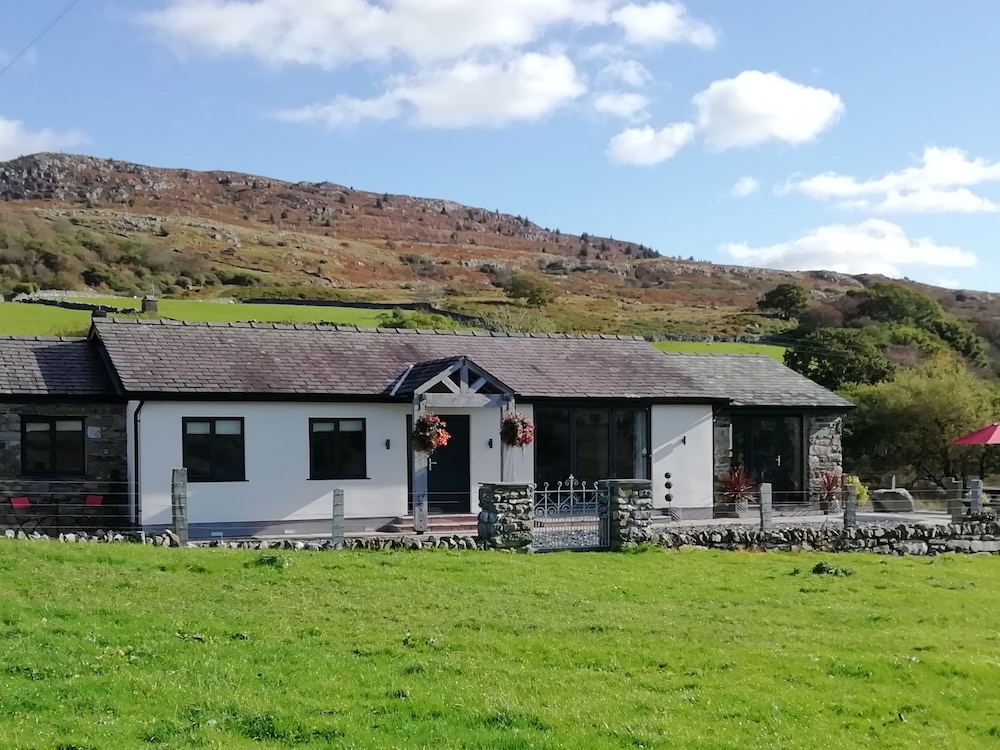 Cartref - carbon neutral hotel in Trawsfynydd