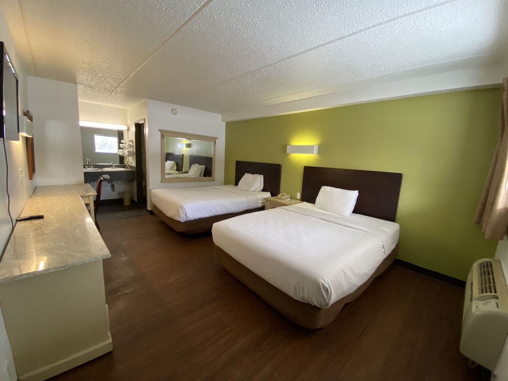 SkyLight Inn Cleveland Willoughby - photo 7
