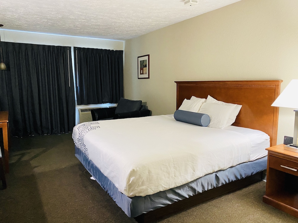 Fleetwood Inn & Suites - photo 8