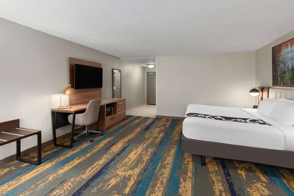 La Quinta Inn & Suites by Wyndham Knoxville Papermill - photo 4