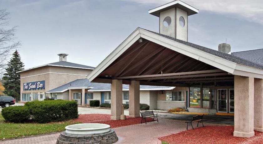 Cadillac Sands Resort — hotel in Cadillac