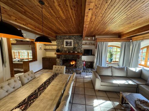 Alma Andina a orillas del río Quilquihue frente al lago Lolog — carbon neutral stay, San Martin De Los Andes