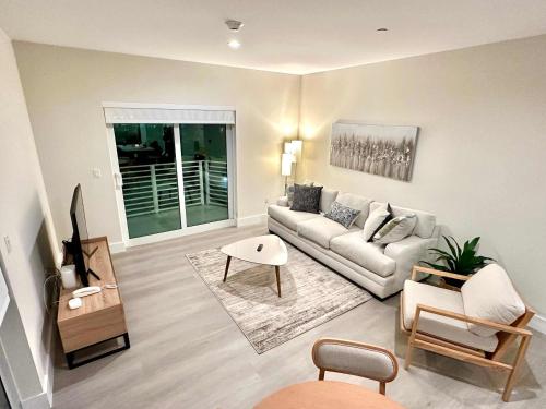 Modern Cozy 2 bedroom FREE Parking & High Speed Wifi — 4-Star Luxury Hotel in Hollywood, United States