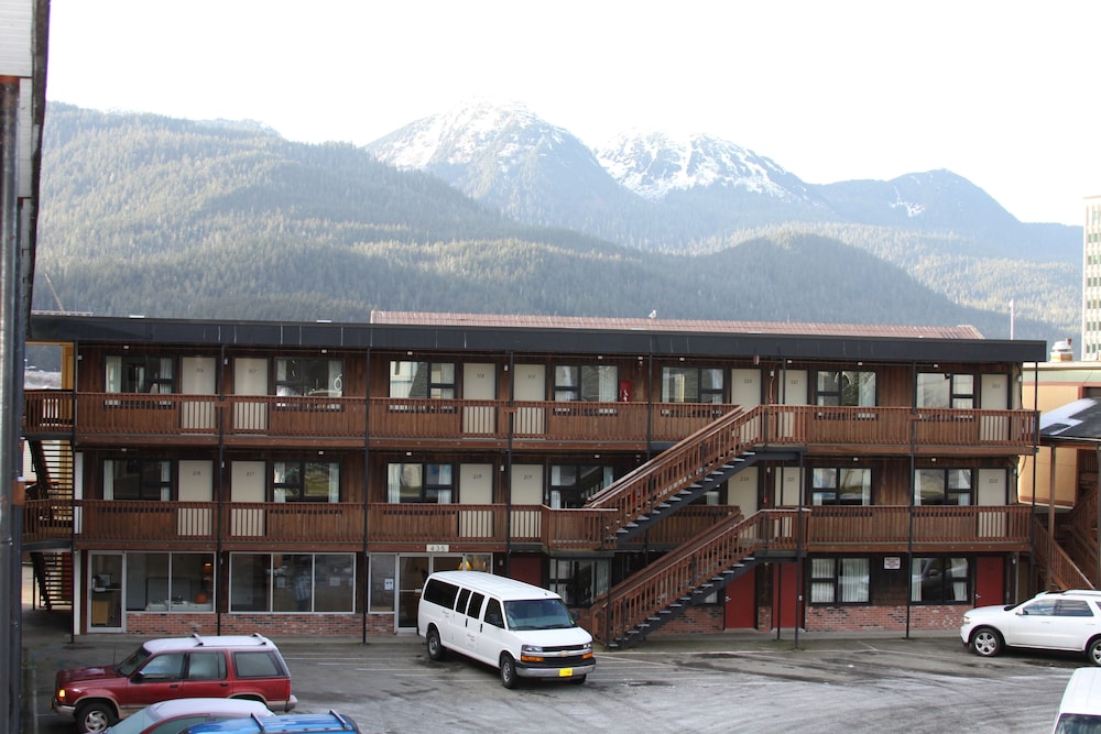 The Driftwood Hotel - photo 20