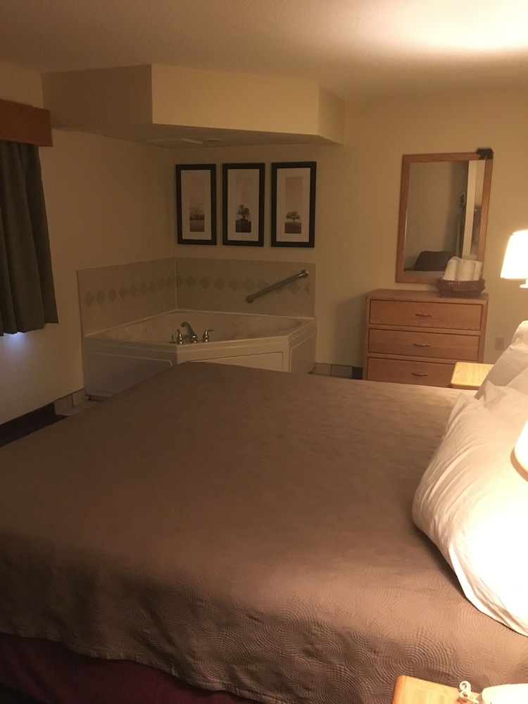 Moose Lake Lodge & Suites - photo 9