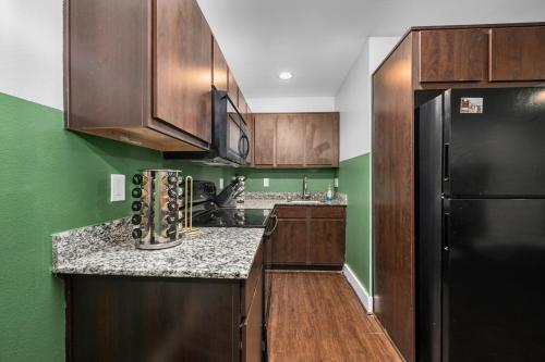Modern Quirky Apartment Near Medical Center — 4-Star Luxury Hotel in Houston, United States
