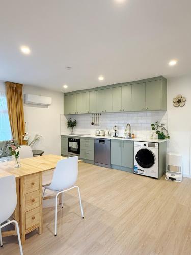 Free parking a fully renovated century old building just a 5 minute drive to the city center Unit 4 in Auckland, New Zealand