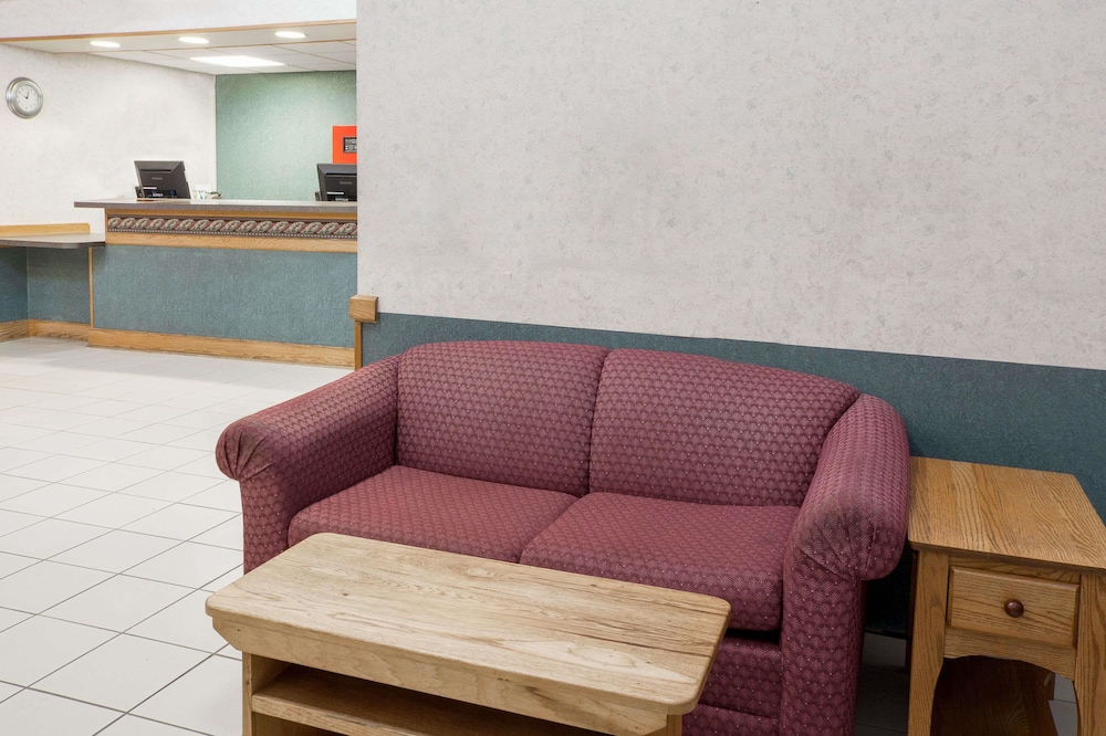 Super 8 by Wyndham Gas City Marion Area - photo 2