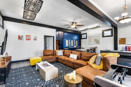 Blue Storefront 2ksqft Arcade Pooltable Foosball in Milwaukee, United States