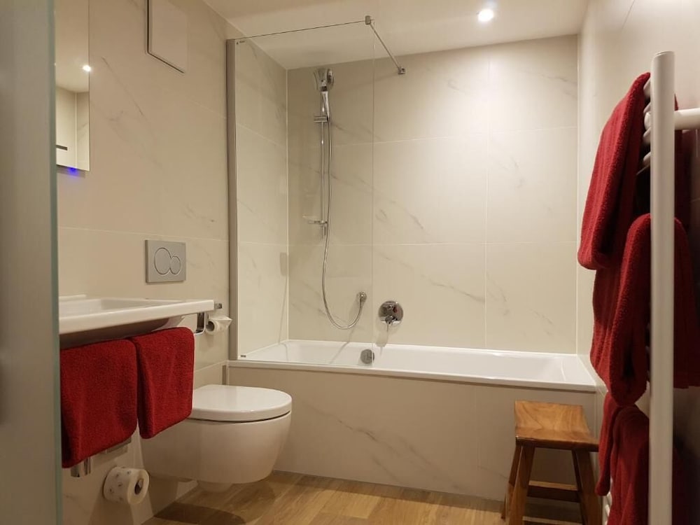 Deep soaking bathtub