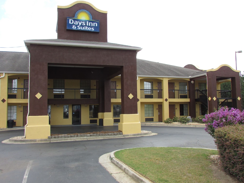 Days Inn & Suites by Wyndham Fort Valley - photo 33