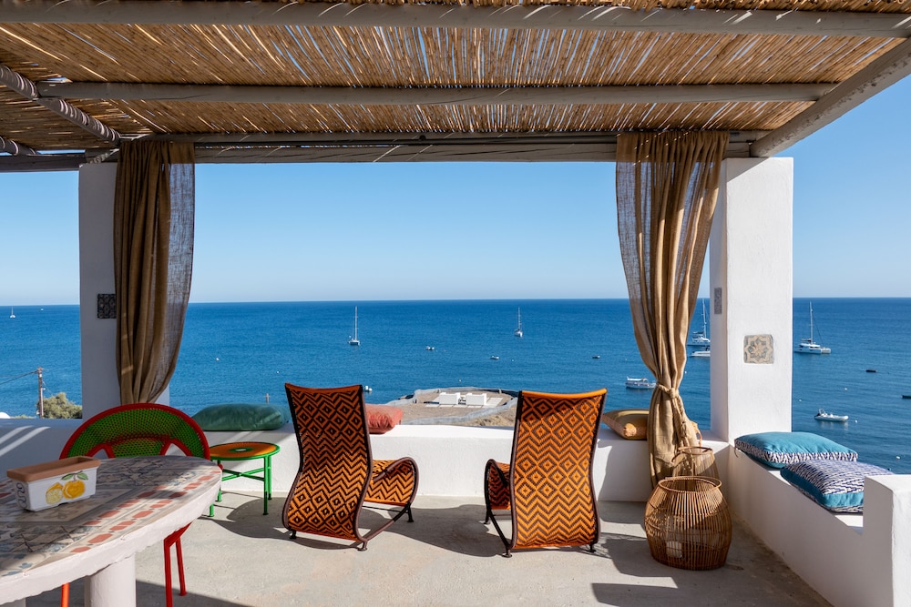 Le Grand Blue — 4-Star Luxury Hotel in Emporeio, Greece