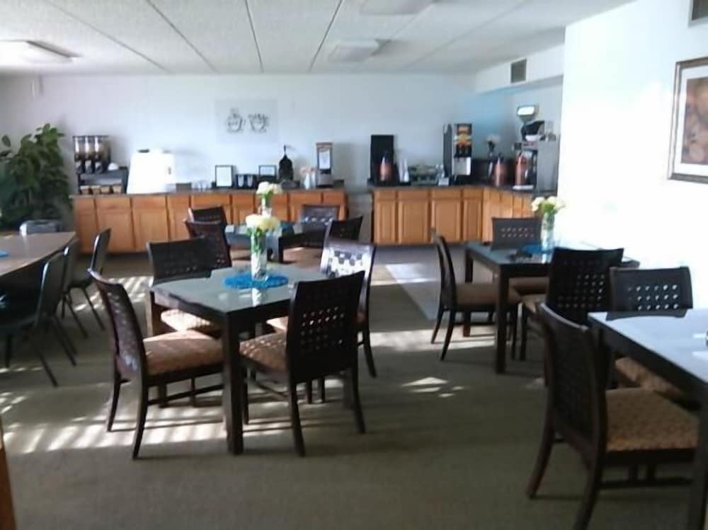 Sunset Inn & Suites Lincoln Airport - photo 11