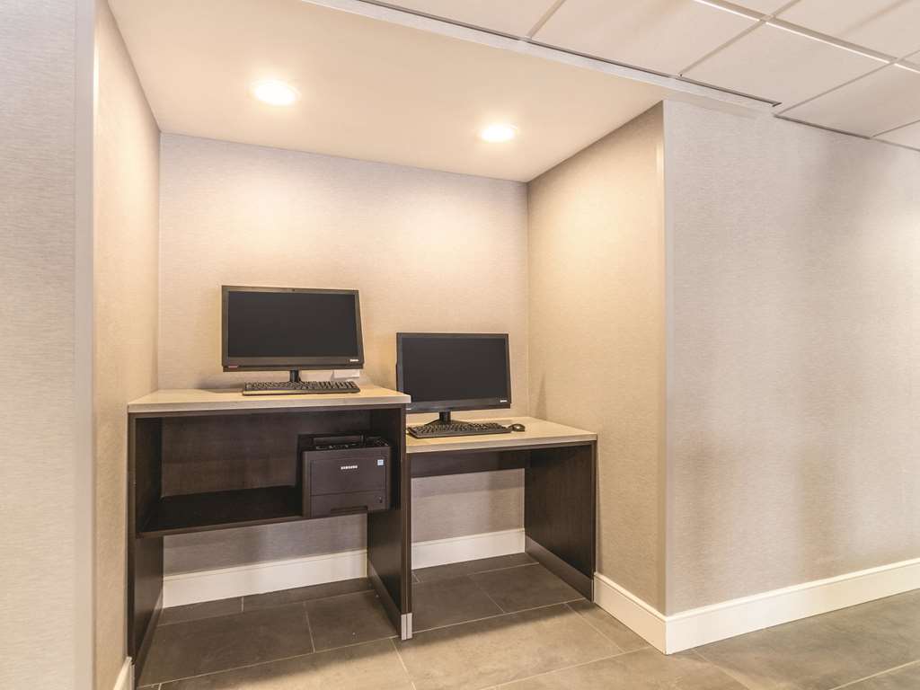 La Quinta Inn & Suites by Wyndham Cleveland Airport North - photo 43
