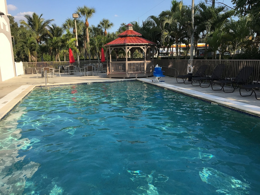 Days Inn & Suites by Wyndham Bonita Springs North Naples - photo 16