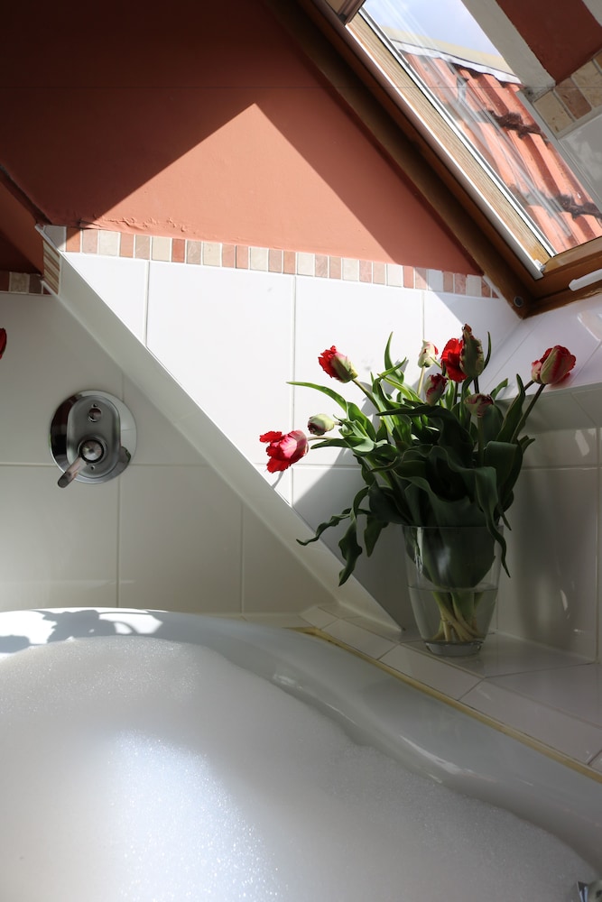 Deep soaking bathtub