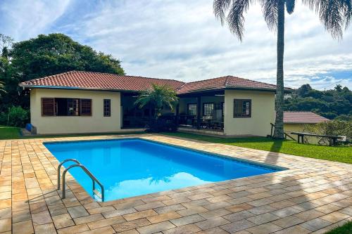 Casa de campo c piscina e natureza em Mairinque SP — 4-Star Luxury Hotel in Mairinque, Brasil