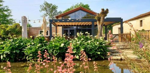 Le Petit courault - carbon neutral hotel in Pamproux
