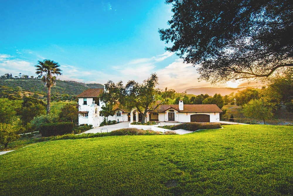 5 Acre Estate w Lake Pool & Hot Tub De Luz by Avantstay - photo 10