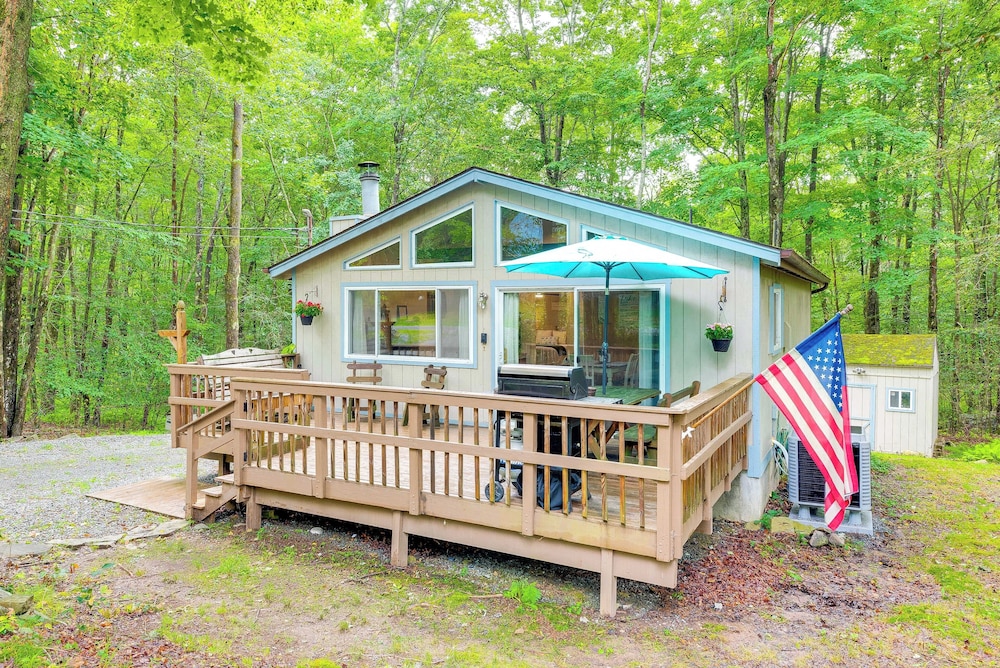 Deck & Fire Pit: Pet friendly Pocono Lake Abode - last minute hotel in Unknown City