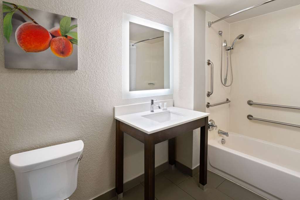 La Quinta Inn & Suites by Wyndham Atlanta Airport North - photo 23
