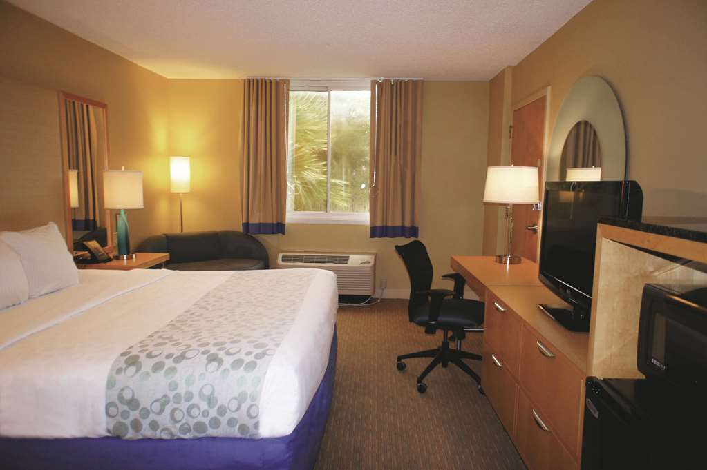 La Quinta Inn & Suites by Wyndham Sarasota Downtown - photo 12