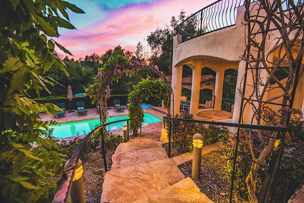 5 Acre Estate w Lake Pool & Hot Tub De Luz by Avantstay - photo 4