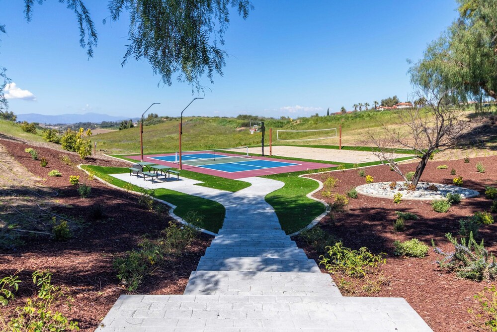 Chateau Syrah by AvantStay Picturesque Estate w Pool Hot Tub Table Tennis Pool Table New Pickleball Court Basketball hoop - photo 57