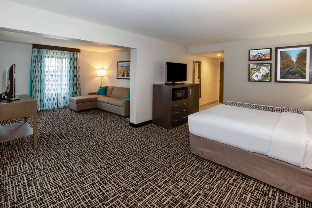 La Quinta Inn and Suites by Wyndham Jonesboro - photo 26