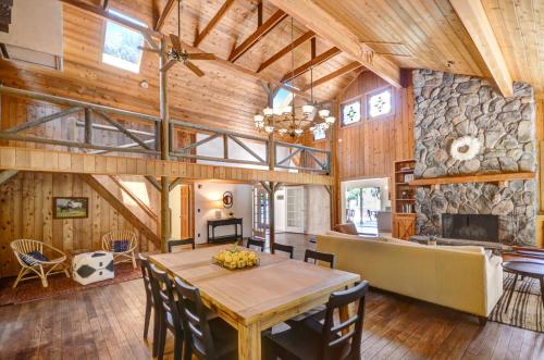 Craftsman Style Cabin In The Heart Of Sonoma Includes Wine Tasting Passport — 4-Star Luxury Hotel in Sonoma, United States