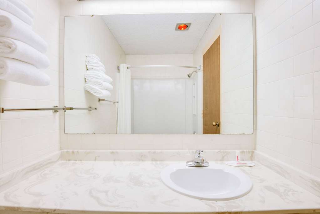 Super 8 by Wyndham Port Clinton - photo 8