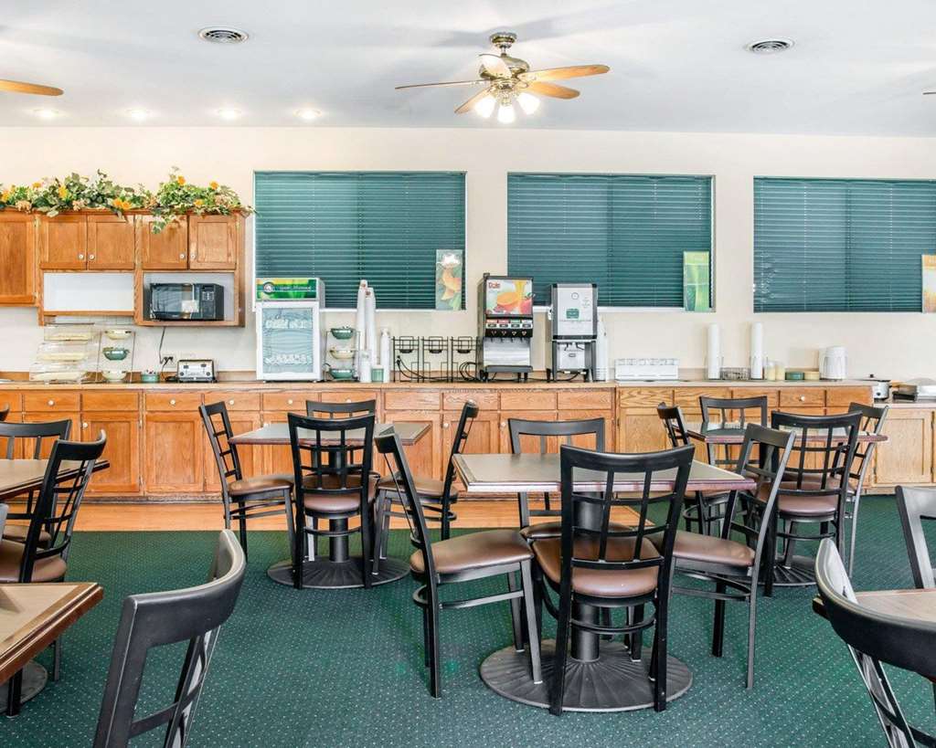 Quality Inn & Suites Mackinaw City Beachfront - photo 30