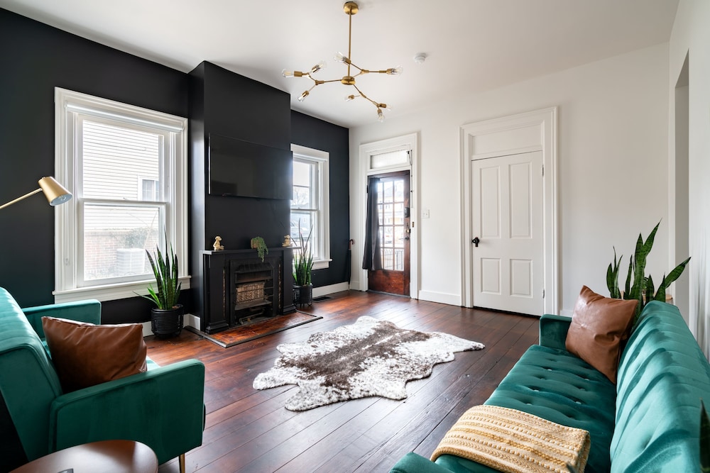 Jungle House Luxury Stays Downtown Chillicothe — 5-Star Luxury Hotel in Chillicothe, United States