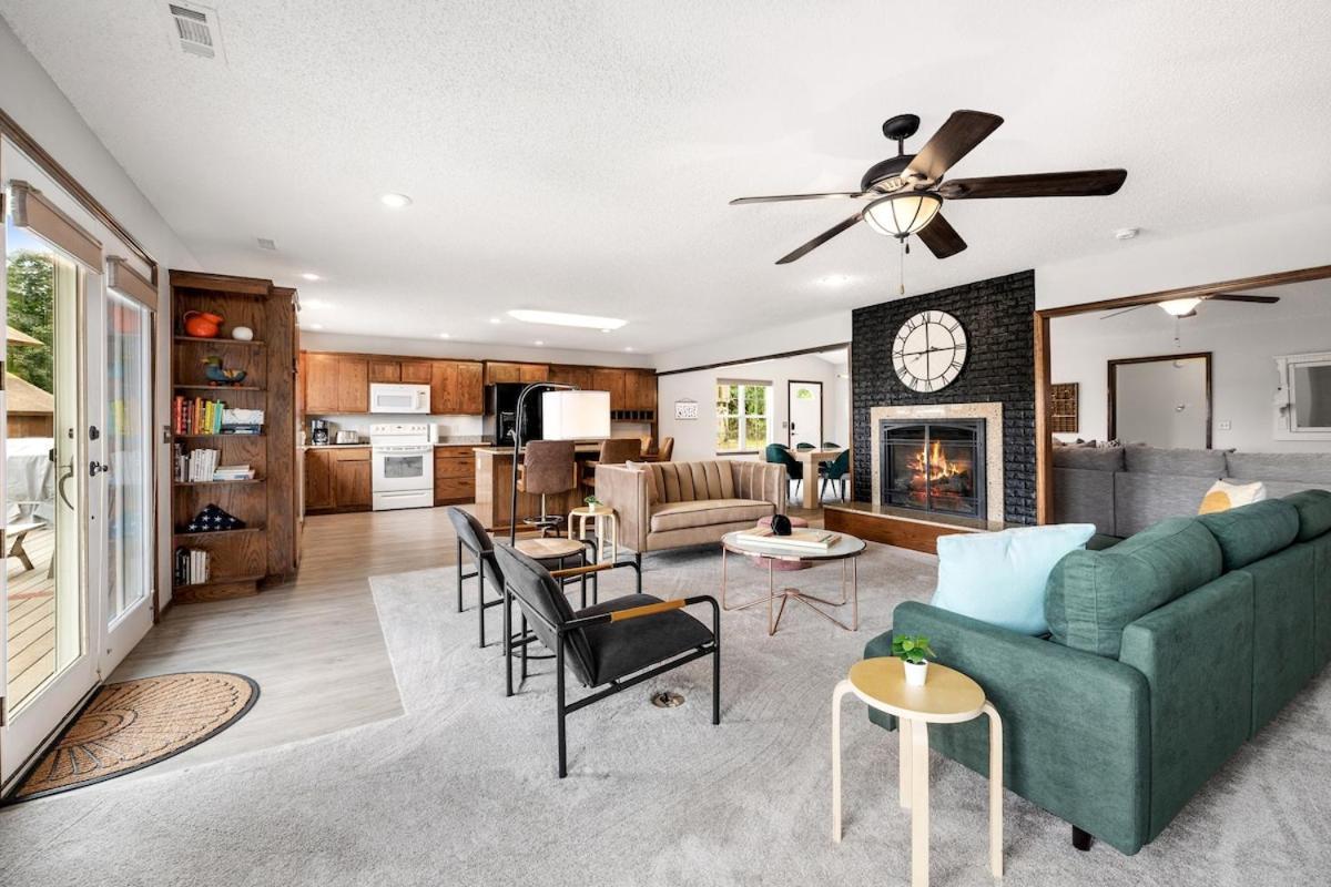 Hillside Hideaway Lake Access Hot Tub in Rogers, United States