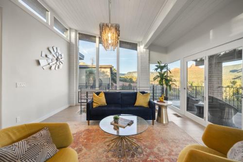Stunning Views Uptown Home with Hot Tub Gym and Fire pit — 4-Star Luxury Hotel in Sedona, United States
