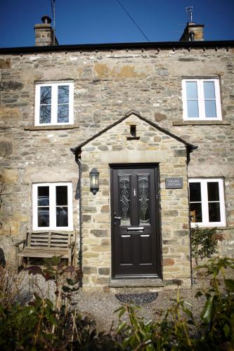 Chapel Cottage Set in a private courtyard in central location with 2 parking spaces — 4-Star Luxury Hotel in Kirkby Lonsdale, United Kingdom