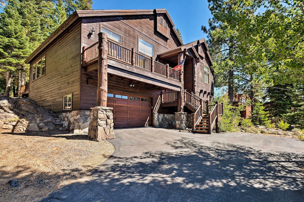 Truckee Escape with Hot Tub Near Ski Resorts — 4-Star Luxury Hotel in Truckee, United States