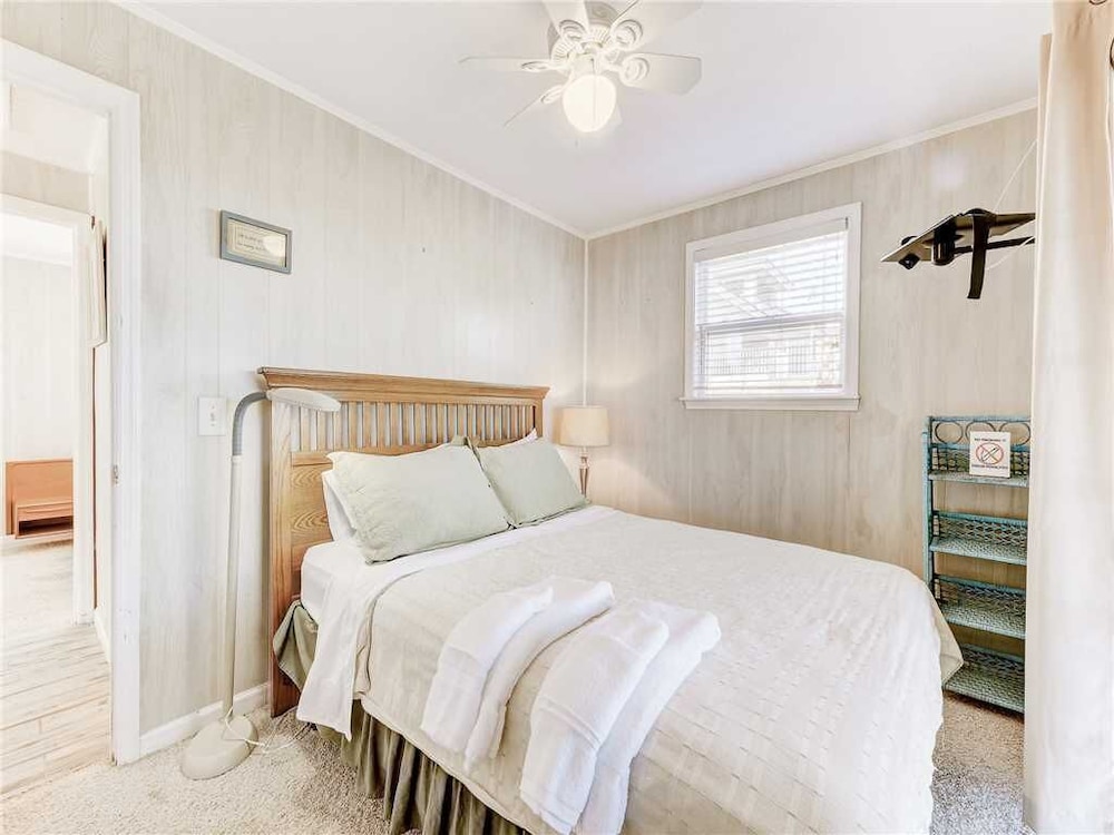 Coastal Charm 2 Bedrooms Ocean Front Sleeps 6 - photo 11