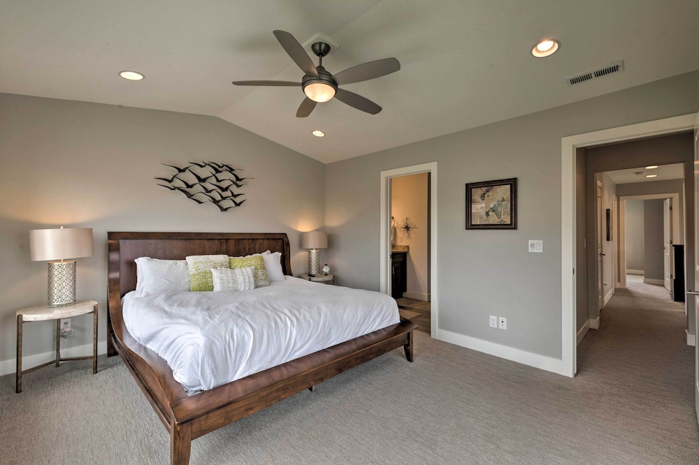 Modern Huntsville Resort Retreat with Deck And Hot Tub - photo 15