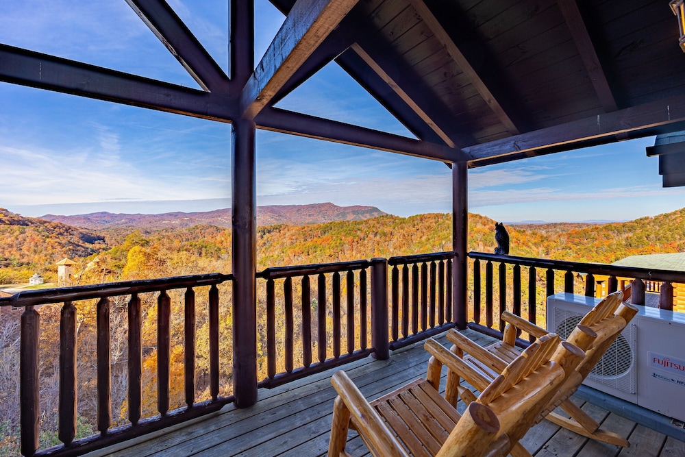 Picture Perfect Seven Bedroom Cabin — 4-Star Luxury Hotel in Sevierville, United States