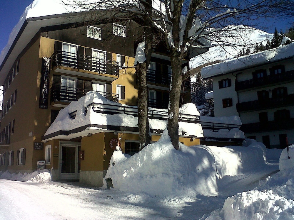 Hotel Emet — 4-Star Luxury Hotel in Colico Piano, Italy